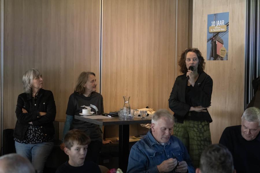 Dianne Nijland, directeur-bestuurder van Sovon, spreekt de zaal toe