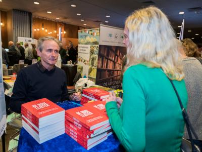 Fred Wouters signeert zijn boek