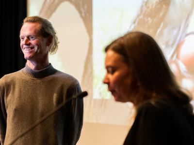 Herman van Oosten ontvangt de Herman Klompprijs
