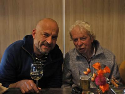 Twan Teunissen (l) met Olof van Hoorn, een van de oud-gedienden