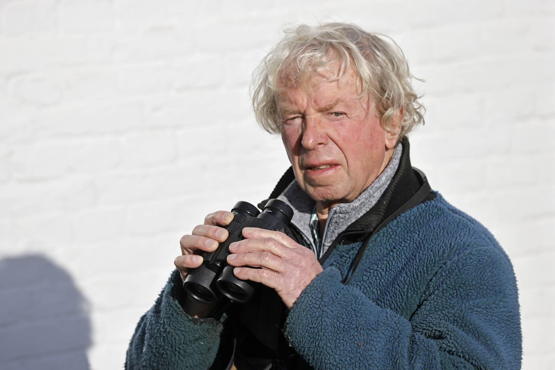 Olof van Hoorn met de verrekijker in de aanslag