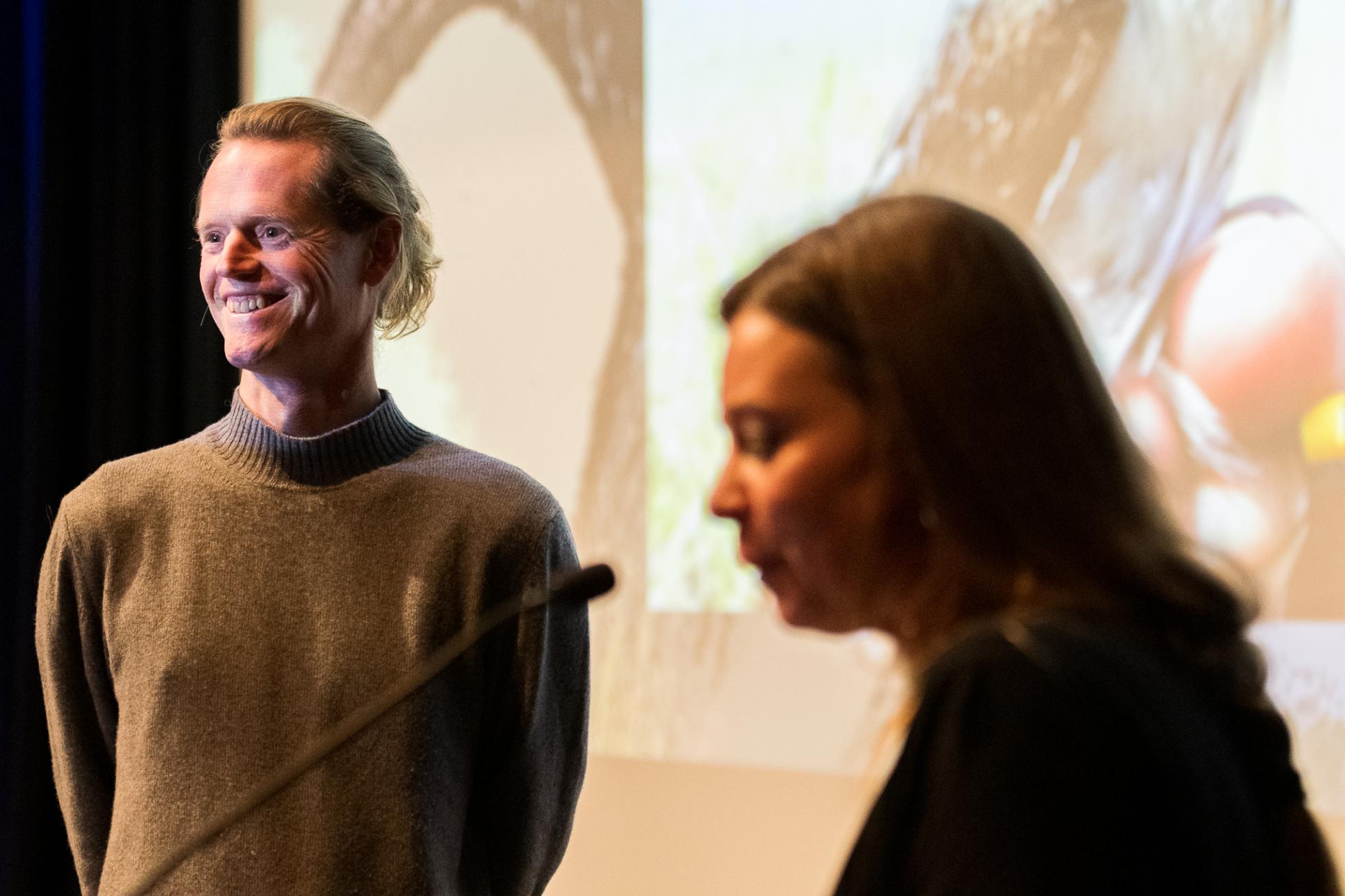 Herman van Oosten ontvangt de Herman Klompprijs