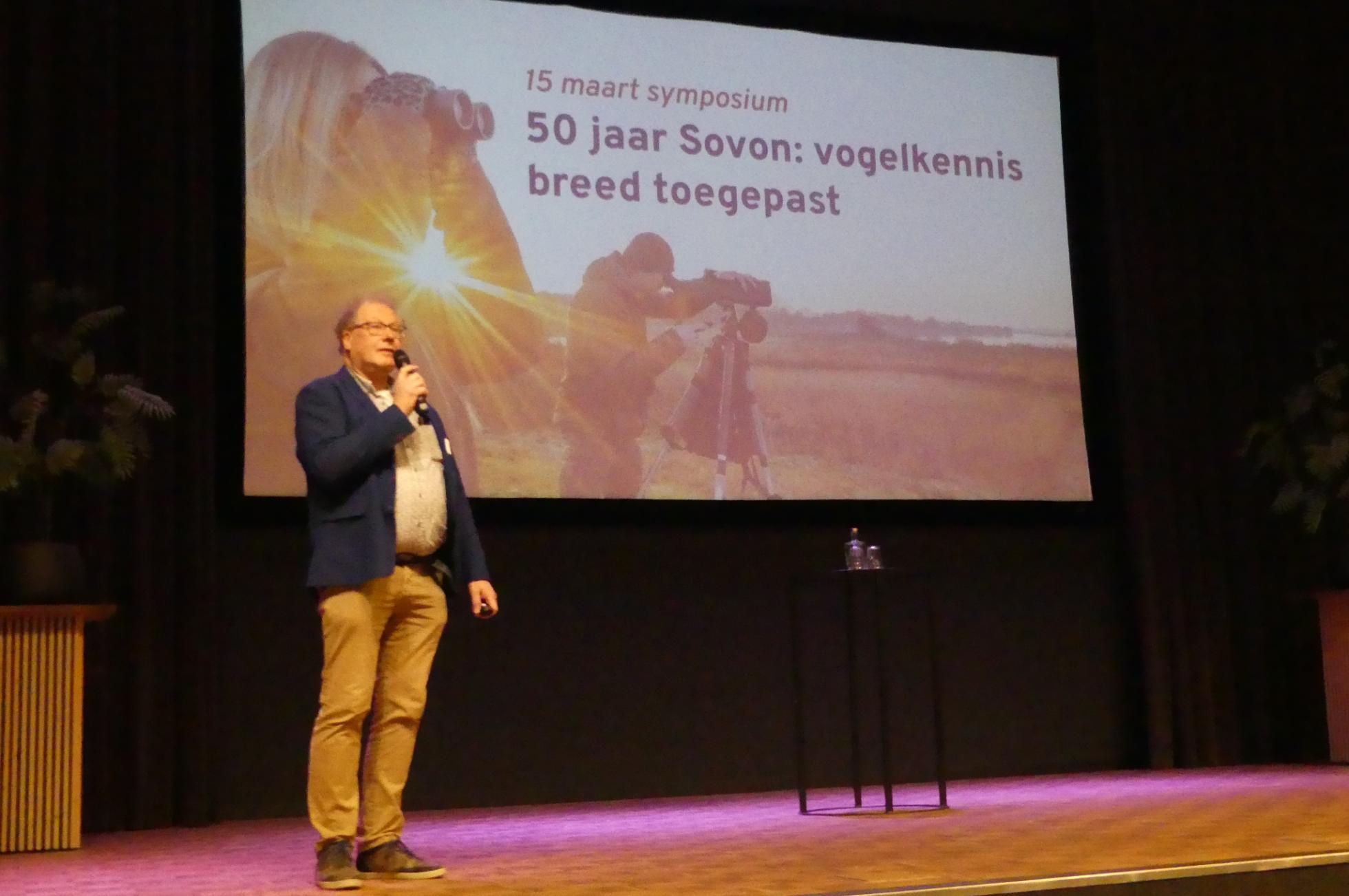 Theo Verstrael opent het symposium