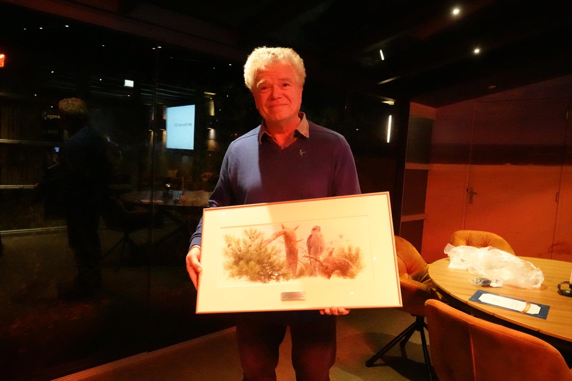 Wim Calame met schilderij bij uitreiking 2025
