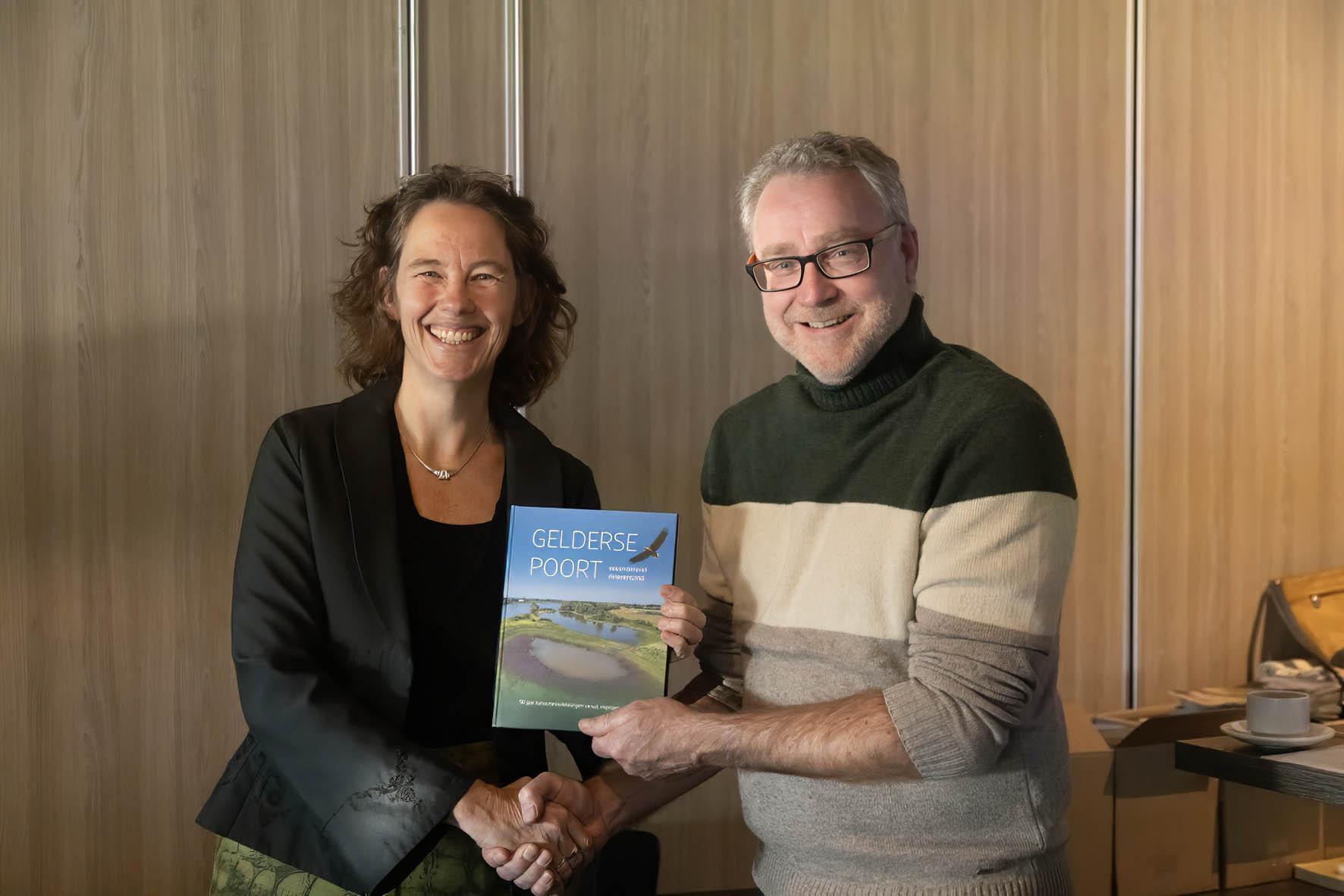 Dianne Nijland reikt het eerste exemplaar uit aan Erik Weijers