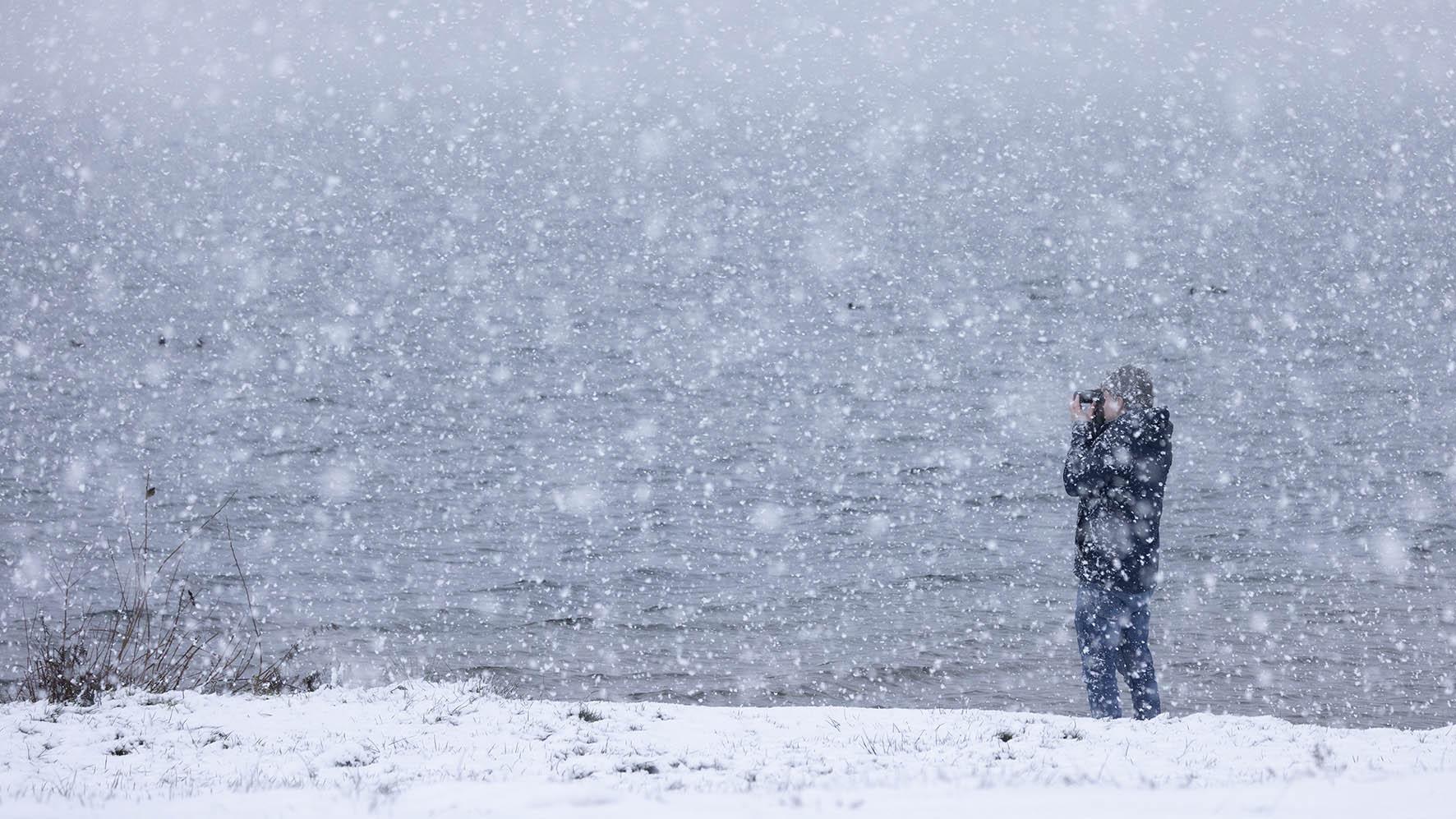 Watervogelteller in de sneeuw