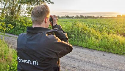 Een vogelteller is aan het werk in agrarisch gebied