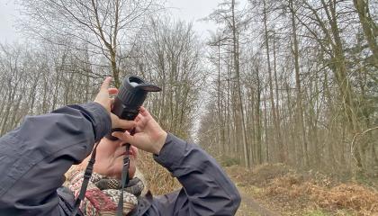 Vogelaar met een nachtkijker