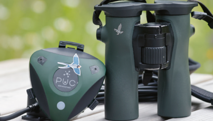 Birdweather PUC met een verrekijker